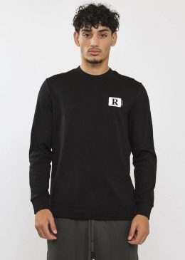 טי שרט ארוכה מבד אמוניה בצבע שחור עם לוגו בצד