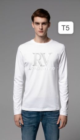 T ארוכה בצבע לבן עם לוגו באמצע