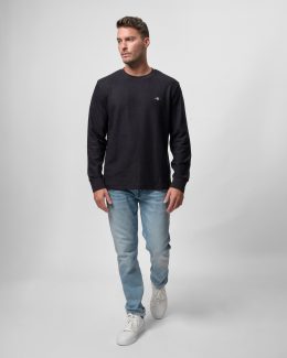 T מבד מגבת בצבע שחור עם לוגו בצד