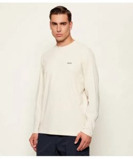 T ארוכה בצבע קרם עם לוגו שחור בצד