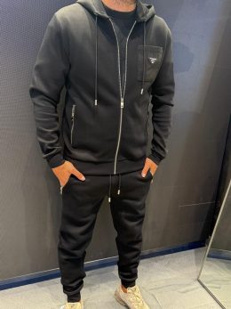 חליפה שחורה רוכסן מלא עם לוגו ברזל בצד