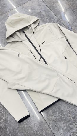 חליפה של בוס בצבע קרם מכנס וג׳קט רוכסן מלא עם שרוך ולוגו שחור בצד