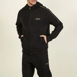 חליפה שחורה בשילוב זהב עם לוגו זהב בצד