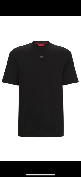 T בצבע שחור עם לוגו פלטה